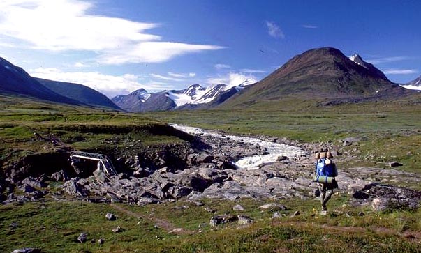 Skarja-Bro im Hintergrund der Mikkajekna Gletscher